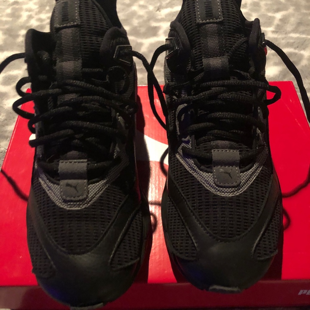 Black and Gray Men’s Pumas sz 8